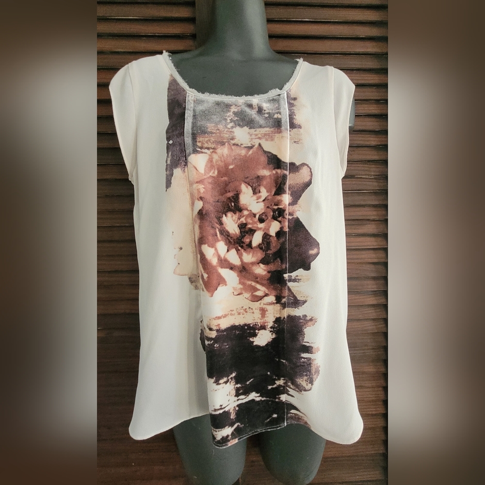 Vera Wang sleeveless blouse in size small.
